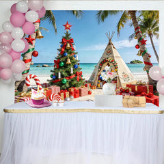 Lofaris Weihnachtsbaum am Strand Hintergrund mit Palmen und bunten Geschenken, festliche Kulisse für Sommerpartys und Fotoshootings