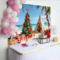 Lofaris Weihnachtsbaum am Strand Hintergrund mit Palmen und bunten Geschenken, festliche Kulisse für Sommerpartys und Fotoshootings