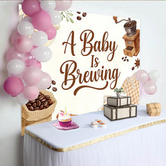 Lofaris Aquarell Kaffee Babyparty Hintergrund für werdende Eltern, gemütliche Fotowand mit Kaffeebohnen und Babykleidung als Deko