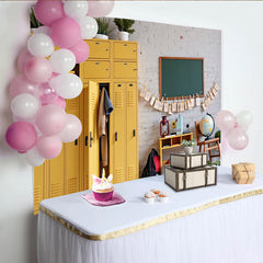 Lofaris Gelber Schulhintergrund mit Spinden und grüner Tafel für Schulanfang, Vintage Klassenzimmer Fotowand für Lehrer und Schüler