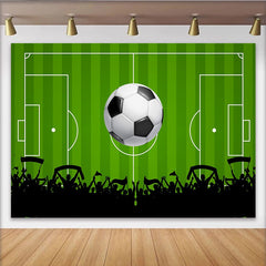 Lofaris Grüner Fußballfeld-Hintergrund mit Ball und jubelnden Fans, perfekte Kulisse für Sportparty und Fotoshooting