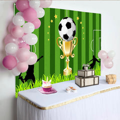 Lofaris Grüner Fußballfeld Hintergrund mit goldenem Pokal und Ball, dynamische Sport-Fotowand für Events und Fotoshootings