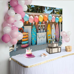 Lofaris Bunter Strandparty-Geburtstagshintergrund mit Surfbrettern und Palmen, tropische Kulisse für Sommerfotoshootings