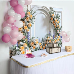 Lofaris Eleganter Blumenbogen Fotohintergrund mit pfirsichfarbenen Rosen und weißen Beeren, romantische Kulisse für Eventdekoration