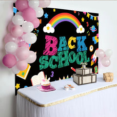 Lofaris Bunter Schulanfang Hintergrund mit Regenbogen und Schulbus, fröhliche Kulisse für Klassenzimmer und Fotoshooting