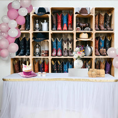 Lofaris Rustikaler Westernhintergrund mit bunten Cowboy-Stiefeln und Hüten, Vintage Fotowand für professionelle Fotoshootings
