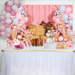 Lofaris Rosa Cowgirl-Geburtstagshintergrund mit Heuballen und Blumen, rustikale Holzwand-Kulisse für Mädchen-Party und Fotoshooting