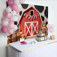 Lofaris Rustikaler Westernhintergrund mit roter Scheune und Kuhfellmuster, charmante Kulisse für Kindergeburtstag und Fotoshooting
