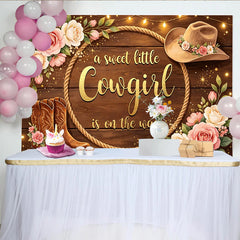 Lofaris Cowgirl Babyparty Hintergrund aus Holz mit goldenem Spruch, Stiefeln und Rosen, süße Western Fotokulisse für Mädchen