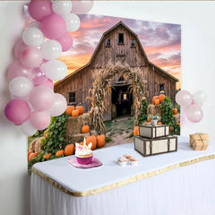 Lofaris Rustikaler Herbsthintergrund mit Holzscheune, Kürbissen und Heuballen, stimmungsvolle Kulisse für Erntedankfest und Fotoshooting