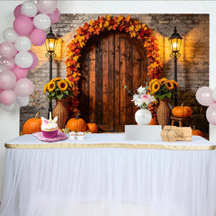 Lofaris Rustikaler Herbsthintergrund mit Holztür, Kürbissen und bunten Herbstblättern, gemütliche Fotokulisse für herbstliche Fotoshootings