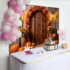Lofaris Rustikaler Herbsthintergrund mit Holztür, Kürbissen und bunten Herbstblättern, gemütliche Fotokulisse für herbstliche Fotoshootings