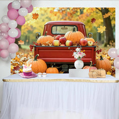 Lofaris Herbstlicher Erntehintergrund mit rotem Vintage-LKW, Kürbissen und Äpfeln, bunte Herbstlaub Kulisse für Erntedankfest und Fotoshooting