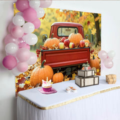 Lofaris Herbstlicher Erntehintergrund mit rotem Vintage-LKW, Kürbissen und Äpfeln, bunte Herbstlaub Kulisse für Erntedankfest und Fotoshooting