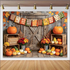 Lofaris Rustikaler Herbsternte-Hintergrund mit Kürbissen und Holzscheune, bunte Herbstdekoration für Erntedankfest und Fotoshooting