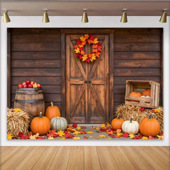 Lofaris Rustikaler Herbsthintergrund mit Holztür und bunten Herbstblättern, Kürbissen und Heuballen, ideale Kulisse für Fotoshooting