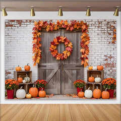 Lofaris Rustikaler Herbstlandschaftshintergrund mit Ahornblättern und Kürbissen, Holztür Ziegelwand Fotokulisse für herbstliche Fotoshootings