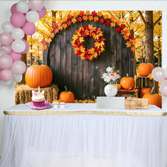 Lofaris Rustikaler Herbsthintergrund mit Kürbissen und bunten Herbstblättern, perfekte Fotokulisse für Erntedankfest und Fotoshootings