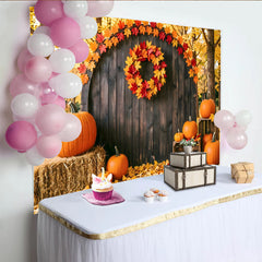 Lofaris Rustikaler Herbsthintergrund mit Kürbissen und bunten Herbstblättern, perfekte Fotokulisse für Erntedankfest und Fotoshootings