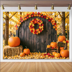 Lofaris Rustikaler Herbsthintergrund mit Kürbissen und bunten Herbstblättern, perfekte Fotokulisse für Erntedankfest und Fotoshootings