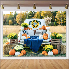 Lofaris Vintage Herbstfotohintergrund mit weißem Pickup-Truck, Kürbissen und Sonnenblumenkranz, goldene Herbstlandschaft