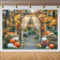 Lofaris Rustikaler Herbstlandschaft Hintergrund mit Holzbogen und Kürbissen, gemütliche Fotokulisse für herbstliche Events