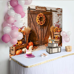Lofaris Gemütlicher Herbst-Hintergrund mit Holztür, Sonnenblumen und Kürbissen, stimmungsvolle Kulisse für Fotoshootings und Erntedankfest
