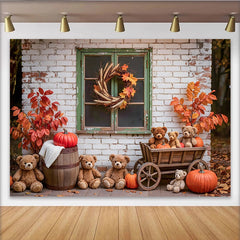 Lofaris Herbst-Teddybär-Hintergrund mit Kürbissen und Backsteinwand, rustikale Kulisse für herbstliche Kinderfotos