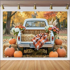 Lofaris Herbst-Fotohintergrund mit weißem Pickup und Kürbissen, rustikale Kulisse für gemütliche Erntedank-Fotoshootings