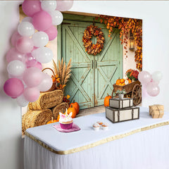 Lofaris Rustikaler Herbsthintergrund mit Kürbissen und Heuballen, gemütliche Kulisse für Erntedankfest und Fotoshooting