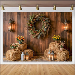 Lofaris Rustikaler Holzwand Fotohintergrund mit Heuballen, Laternen und Herbstkranz, gemütliche Kulisse für Porträts und Fotoshootings