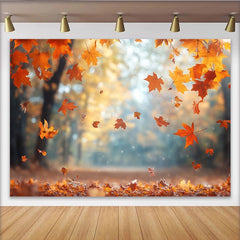 Lofaris Natürlicher Herbstfotohintergrund mit fallenden orange-gelben Blättern, stimmungsvolle Waldkulisse für professionelles Fotoshooting