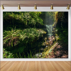Lofaris Natürlicher Wasserfall Waldlandschaft Hintergrund mit üppigem Grün, realistische Kulisse für professionelle Naturfotografie