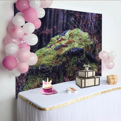 Lofaris Dunkelgrüner Mooswaldfotohintergrund mit Baumstumpf, ideale Fotokulisse für Porträts und Naturaufnahmen