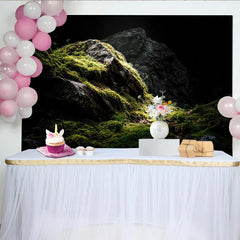 Lofaris Dunkler Moosfelsen-Hintergrund mit leuchtendem Grün und Lichtstrahl, realistische Naturkulisse für professionelle Fotografie im Studio