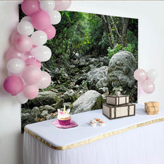 Lofaris Grüner Waldweg Naturlandschaft Hintergrund mit Felsen und Bäumen, realistische Fotokulisse für professionelle Fotoshootings