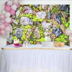 Lofaris Feuchter Waldboden-Hintergrund mit grünen Pflanzen und Steinen, natürliche Kulisse für professionelle Fotografie