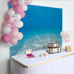 Lofaris Tiefer blauer Unterwasser-Hintergrund mit hellem Sandboden, natürliche Meereskulisse für professionelle Fotografie