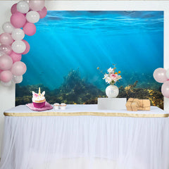 Lofaris Tiefblauer Ozean Unterwasser Hintergrund mit Sonnenstrahlen und Fischen, realistische Meereslandschaft Kulisse für Fotostudio