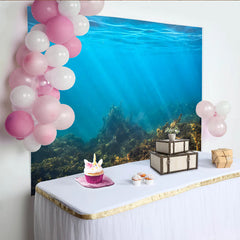 Lofaris Tiefblauer Ozean Unterwasser Hintergrund mit Sonnenstrahlen und Fischen, realistische Meereslandschaft Kulisse für Fotostudio