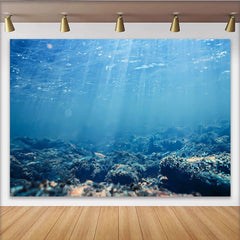 Lofaris Blauer Unterwasser Fotohintergrund mit Sonnenstrahlen und Meeresboden, realistische Kulisse für professionelle Studioaufnahmen