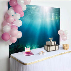 Lofaris Tiefblauer Unterwasser-Sonnenlicht Hintergrund mit Lichtstrahlen, realistische Ozean Kulisse für professionelle Fotografie