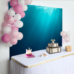 Lofaris Tiefblauer Unterwasser Hintergrund mit Lichtstrahlen und Wellen, ozeanische Fotokulisse für professionelle Studiofotografie