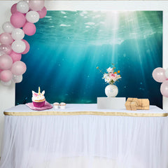Lofaris Tiefblauer Unterwasserfotohintergrund mit Sonnenstrahlen und Meerespflanzen, mystische Kulisse für professionelle Fotografie
