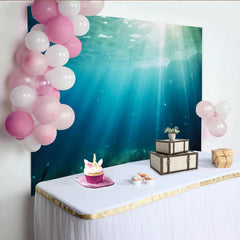 Lofaris Tiefblauer Unterwasserfotohintergrund mit Sonnenstrahlen und Meerespflanzen, mystische Kulisse für professionelle Fotografie