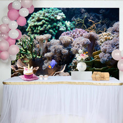 Lofaris Farbenfroher Korallenriff-Hintergrund mit blauem Fisch, realistische Meereslandschaft als Fotokulisse für Unterwasserfotografie