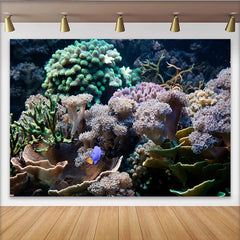 Lofaris Farbenfroher Korallenriff-Hintergrund mit blauem Fisch, realistische Meereslandschaft als Fotokulisse für Unterwasserfotografie