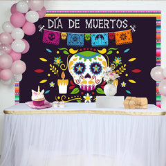 Lofaris Bunter Día de Muertos Zuckerschädel Hintergrund mit Kerzen und Papiergirlande, festliche Kulisse für mexikanische Feierlichkeiten
