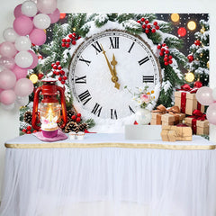 Lofaris Festlicher Silvesterhintergrund mit Uhr und Schnee, rote Beeren und Geschenke, stimmungsvolle Fotokulisse für Winterfeste