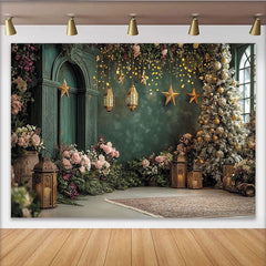 Lofaris Eleganter dunkelgrüner Weihnachtsbaum-Hintergrund, festliche Blumen, goldene Sterne und Laternen Winterfotoshootings